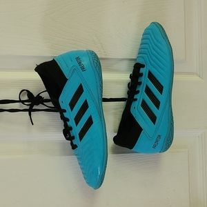 Youth indoor soccer cleats